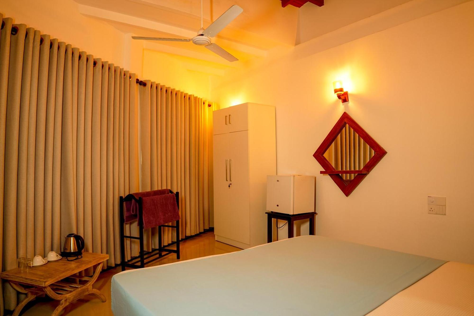 Peacock Beach Hotel Unawatuna Eksteriør bilde