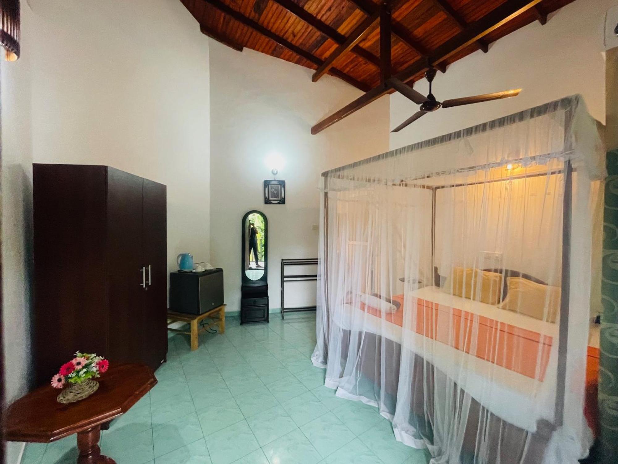 Peacock Beach Hotel Unawatuna Eksteriør bilde